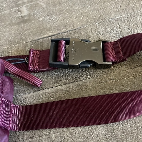 Lululemon Fast Track Belt Bag in 3L Dark
Adobe - Picture 4 of 9